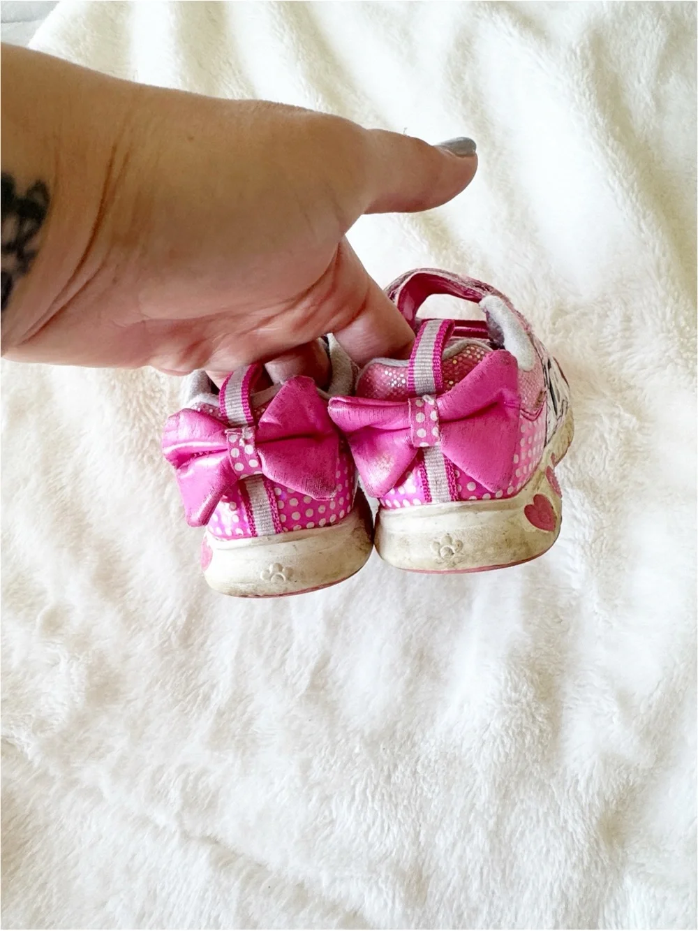 Disney Minnie Mouse pink bow sneakers size 8